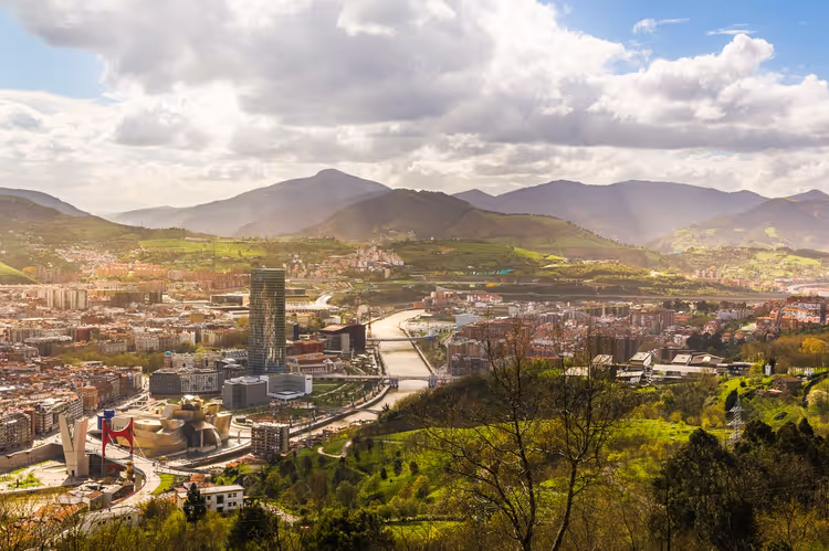 Panorama von Bilbao mit Fluss und Bergen