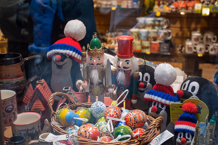 Etalage met een pluchen Krtek en souvenirs