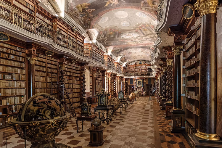 Barokke zaal van de Clementinum-bibliotheek met globes
