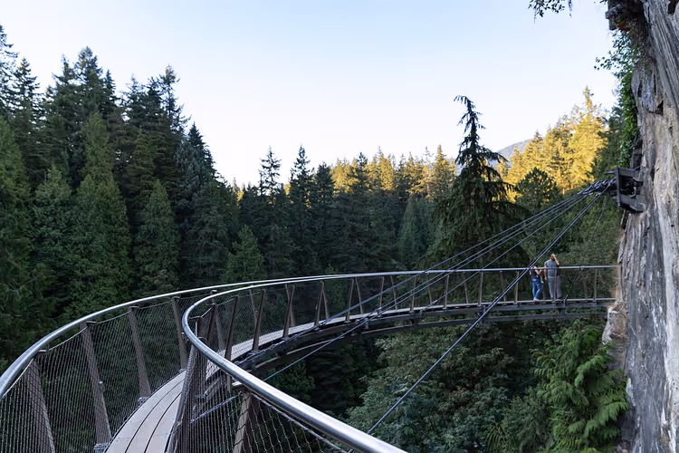 Kurvet Cliffwalk langs klippen over Capilano-skogen