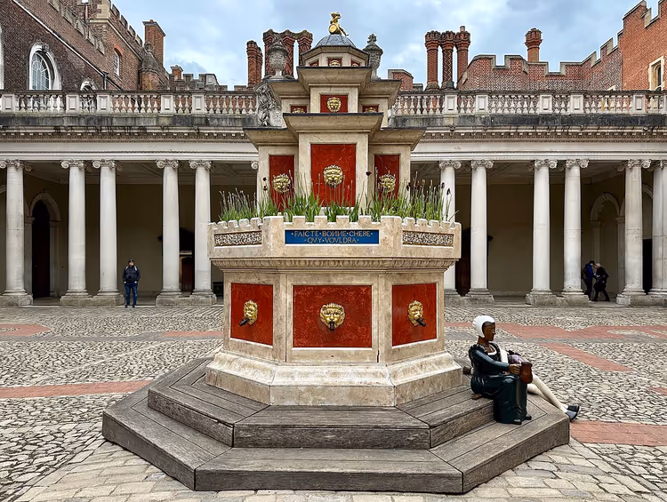 Clock Court ved Hampton Court med fontene og kolonnade