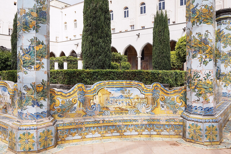 Majolikakolonner og en benk i klosteret Santa Chiara