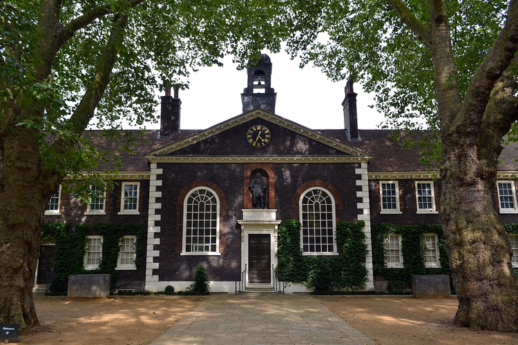 Fasaden til Geffrye Museum med statue og klokke