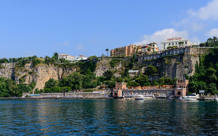 Klippekysten i Sorrento med hoteller og hav