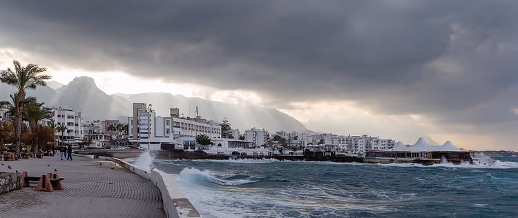 Stormachtige zee langs de kust van Kyrenia