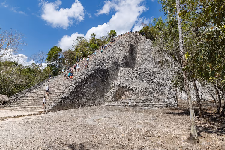 Muinainen mayojen pyramidi Cobássa ja turisteja