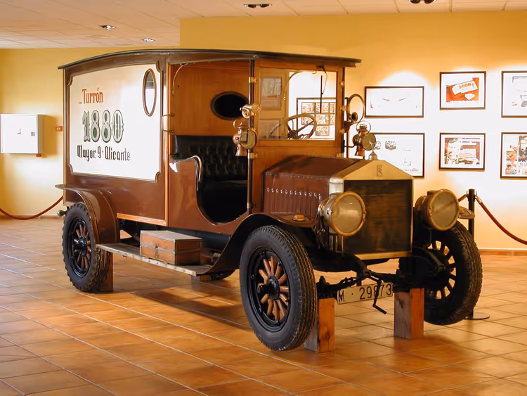 Müze salonundaki 1880 model nostaljik Turrón arabası
