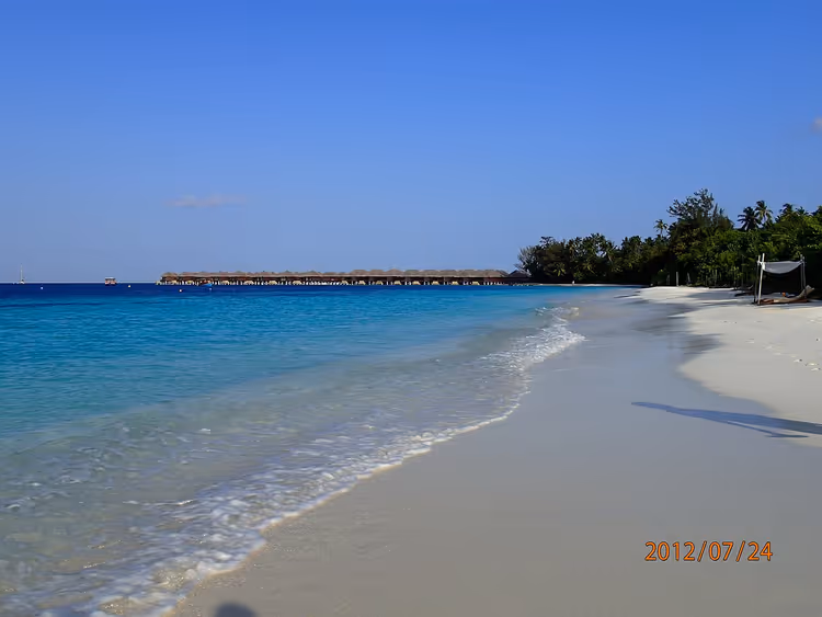 Strand en bungalows op het water bij Coco Bodu Hithi resort