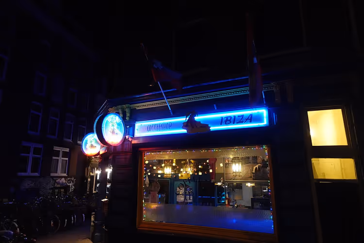 Nachtelijke gevel van de Ibiza coffeeshop in Amsterdam