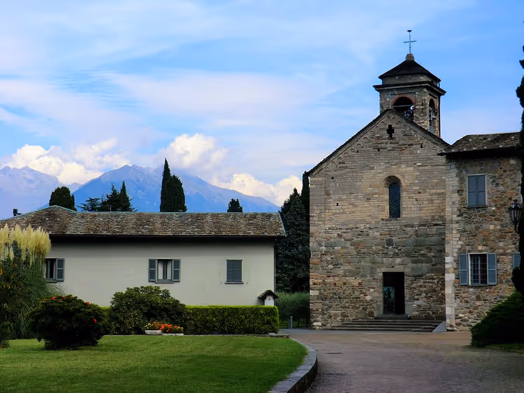 Piona-klosteret: kirke med klokketårn og hage