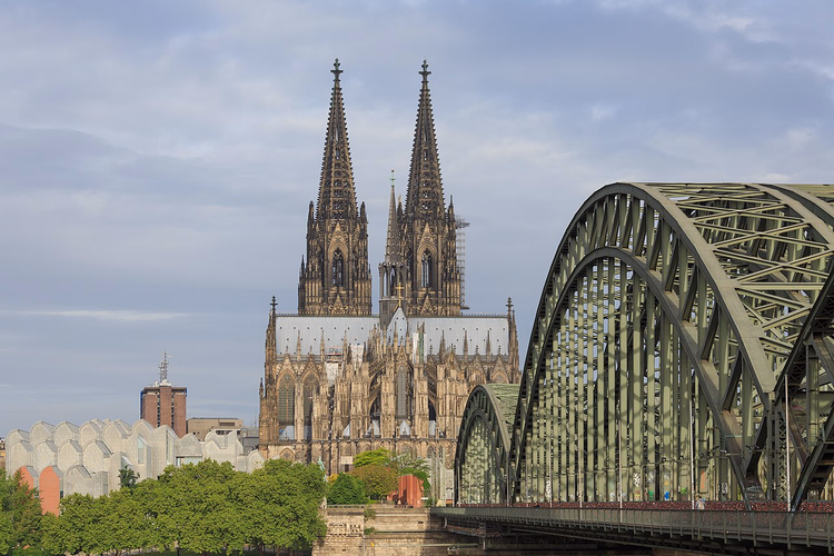 Gündüz Köln Katedrali ve Hohenzollern Köprüsü