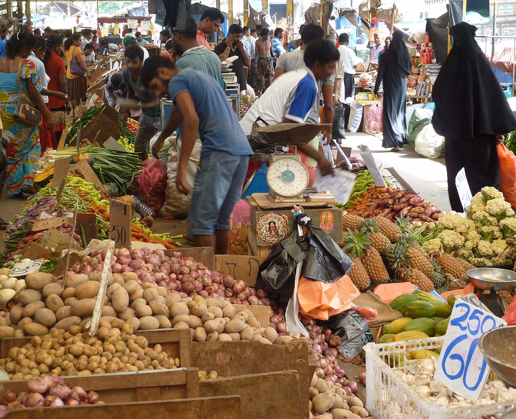 Gemüsestände und Einkaufende auf dem Pettah-Markt