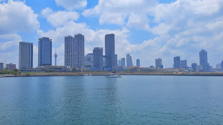 أفق كولومبو مع الأبراج الشاهقة والمياه في وضح النهار