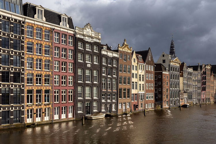 Amsterdam'da Damrak kıyısındaki tarihi evler