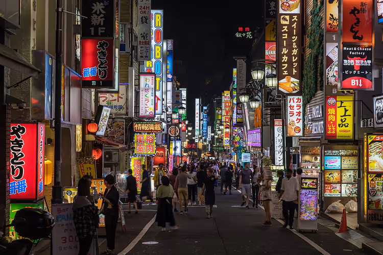 Neonbeleuchtete Nachtstraße in Kabukicho, Shinjuku, Tokio