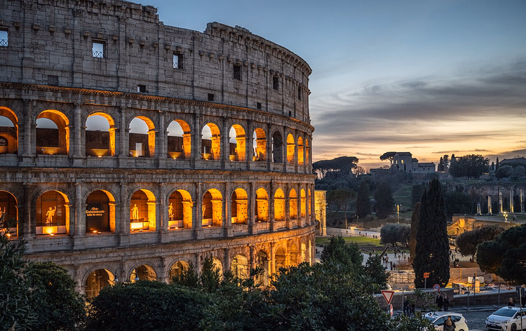 Colosseum i Roma opplyst ved solnedgang