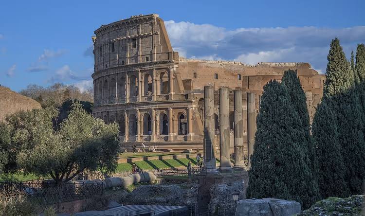 Colosseum-fasade med buer og Forum-ruiner