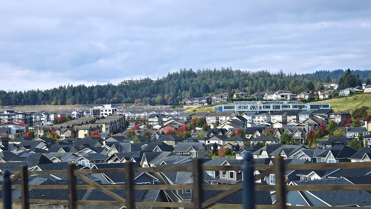 Boligområder i Colwood mot skogkledde åser