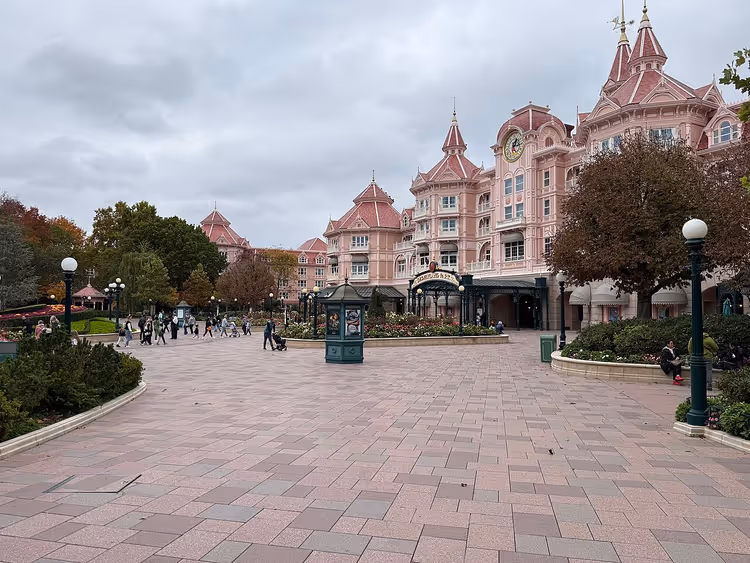 Festlich geschmückter Eingang zum Disneyland Park