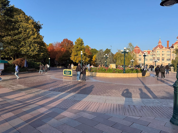 Disneyland Paris'in giriş meydanı sonbaharda