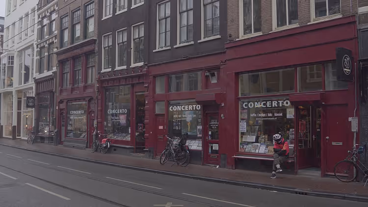 Utrechtsestraat mit Geschäften im Herbst