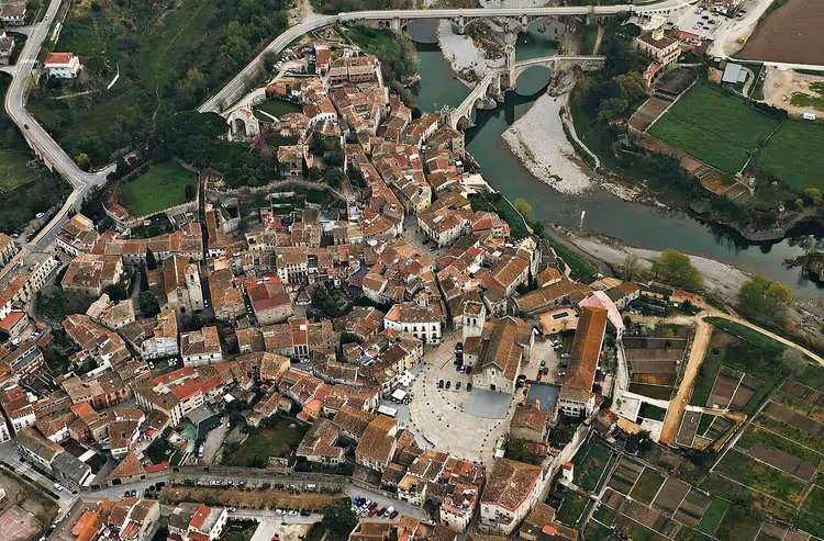 Panoramautsikt over historiske Besalú med elv og bro