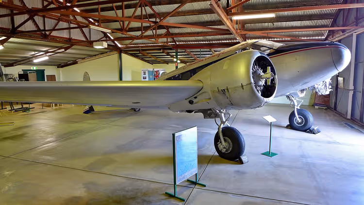 Vintage vliegtuig in een hangar van een luchtvaartmuseum