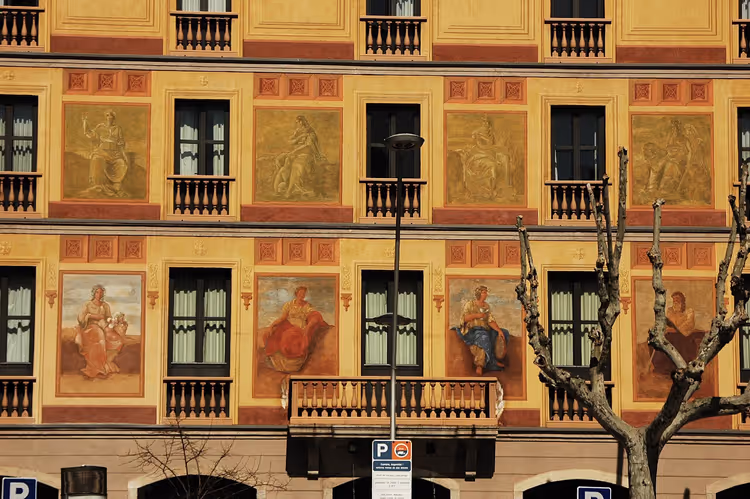 Gevel van een gebouw met schilderijen en balkons in Eixample