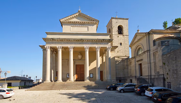 Fasaden til San Marino-basilikaen med søyleportiko