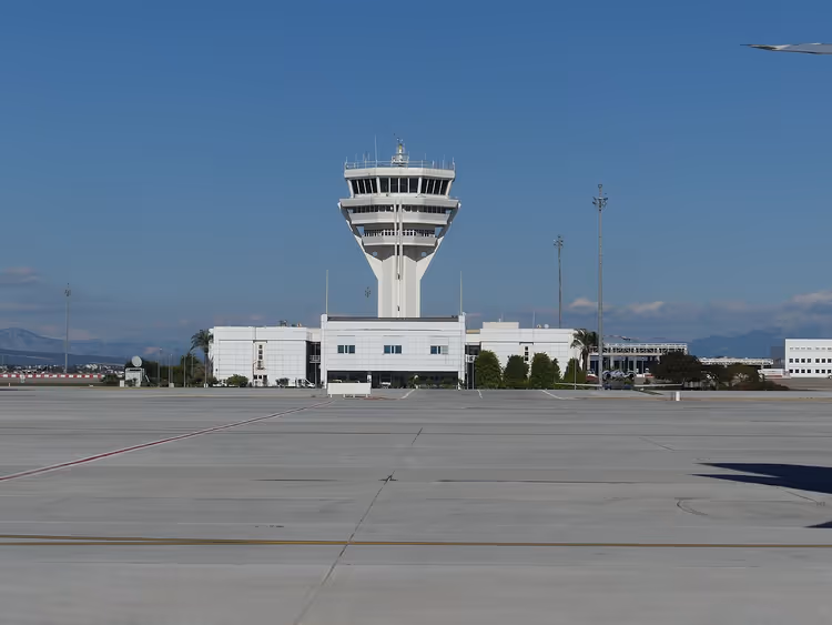 Flughafen Antalya: Kontrollturm über dem Vorfeld