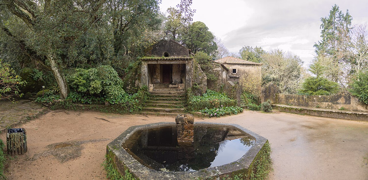 Kloosterbinnenplaats met een stenen fontein in het bos