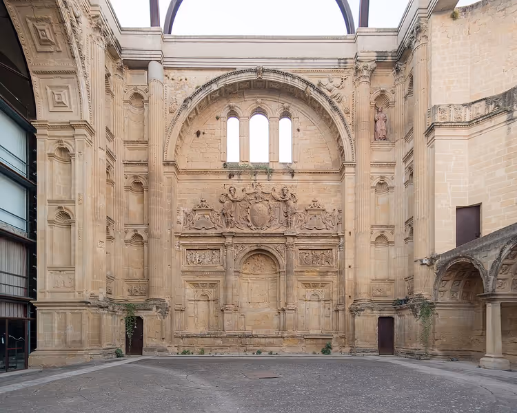 Baeza'daki San Francisco Manastırı'nın cephesi