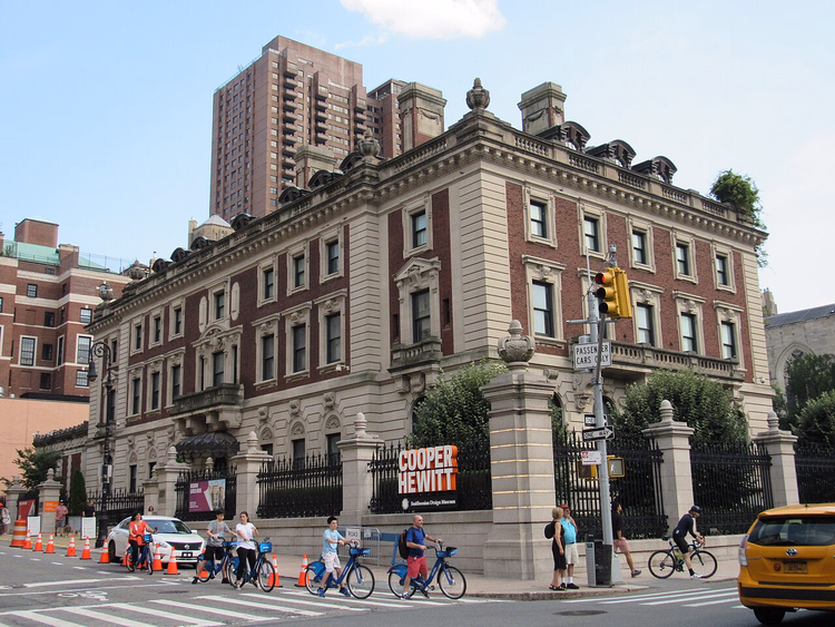 Carnegie Mansion med Cooper Hewitt-skilt