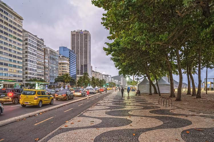 Bølgete mosaikkpromenade på Copacabana-stranden og Avenida Atlântica