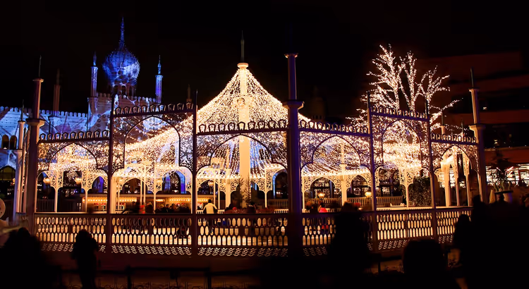 Festliche Lichter im Tivoli bei Nacht