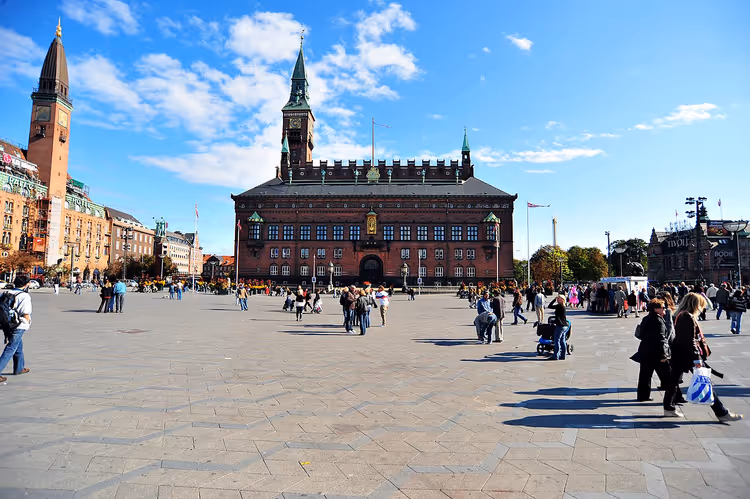 Kopenhagener Rathausplatz mit dem Rathaus und Passanten