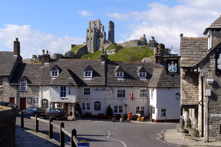 Ruinen von Corfe Castle und der Pub Greyhound Inn in Dorset