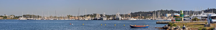 panorama van de jachthaven van Gouvia met jachten aan de ligplaatsen