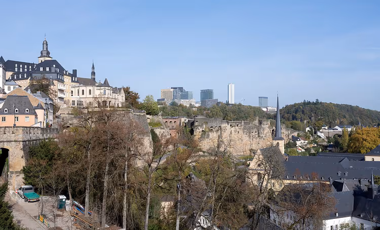 Panorama av Luxembourg bys øvre bydel med festningsmurer