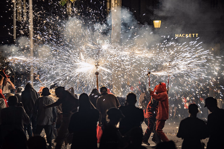 Correfoc-Feuerlauf beim La-Mercè-Fest bei Nacht