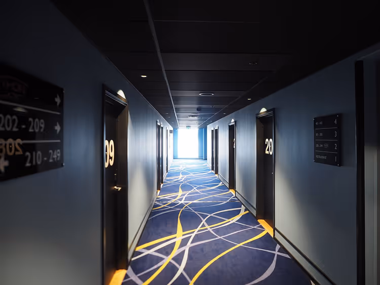 Hotelgang met deuren en tapijt