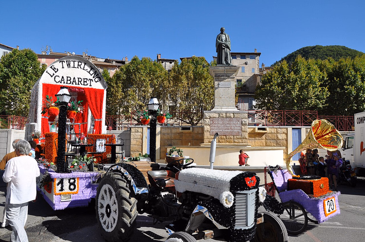 Blumengeschmückte Festwagen am Gassendi-Denkmal