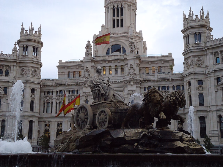 Fontana di Cibeles con il Palazzo delle Comunicazioni sullo sfondo