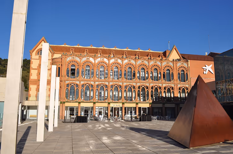 CosmoCaixa müzesinin modernist binası ve piramitli meydan