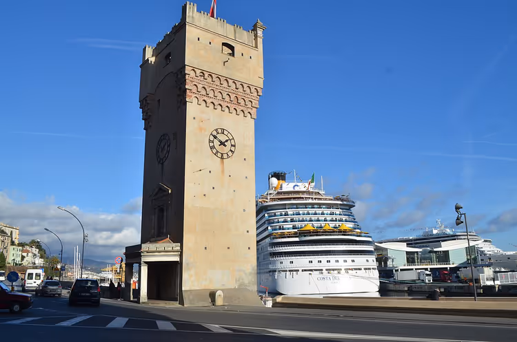 Costa Diadema cruiseskip ved klokketårnet i havn