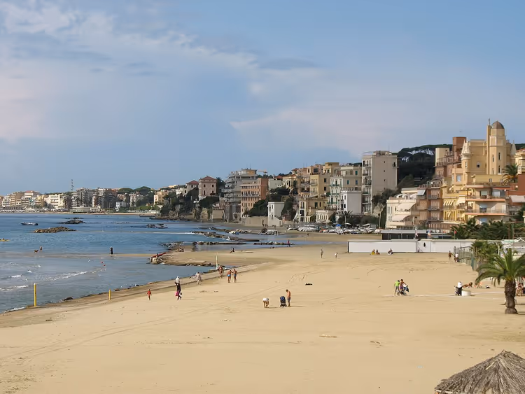 Plage de sable et la ville côtière de Nettuno