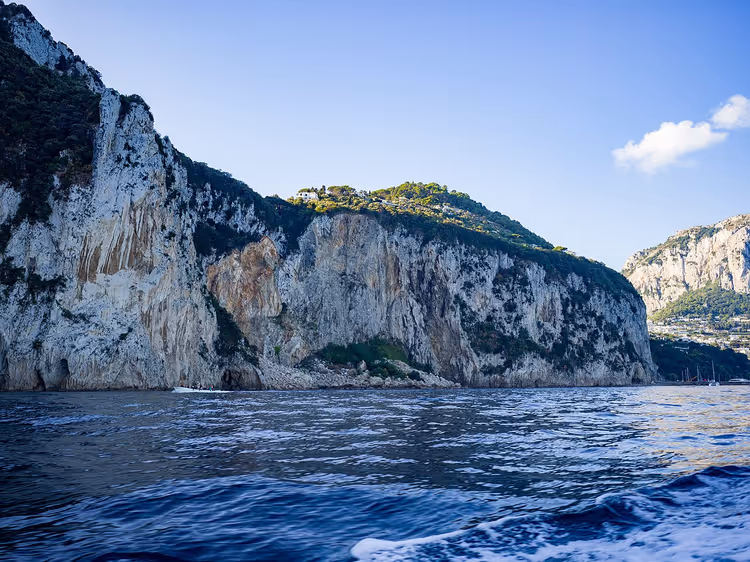 Klippekysten på Capri og blått hav