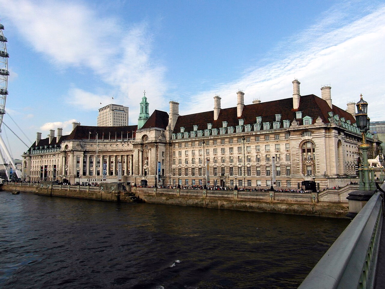 London Eye'ın yanında Thames kıyısındaki County Hall
