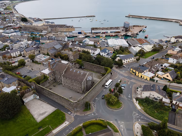Luchtfoto van Wicklow Gaol en de stad