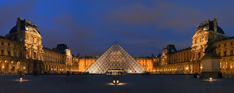 Geceleyin Louvre ve avludaki cam piramit